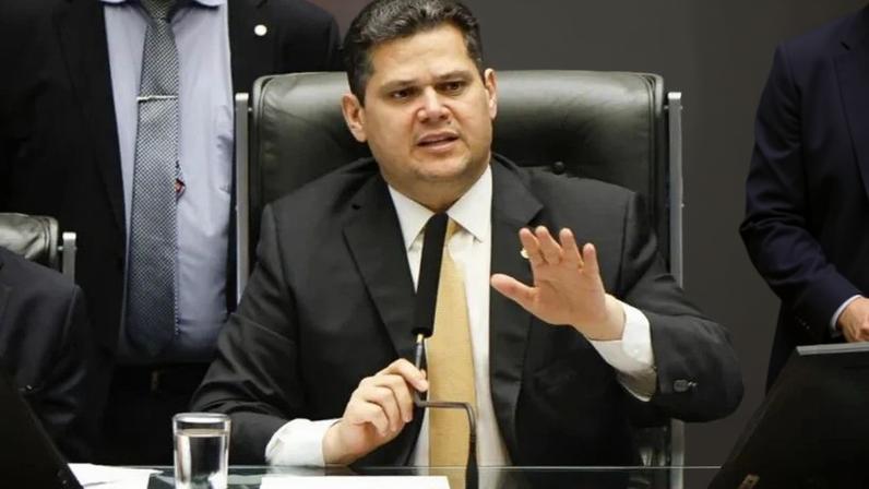O presidente do Senado, Davi Alcolumbre, anunciou na 3ª feira (19.mai) que marcaria a sessão conjunta para a análise de vetos de Lula à LDO (Lei de Diretrizes Orçamentárias)