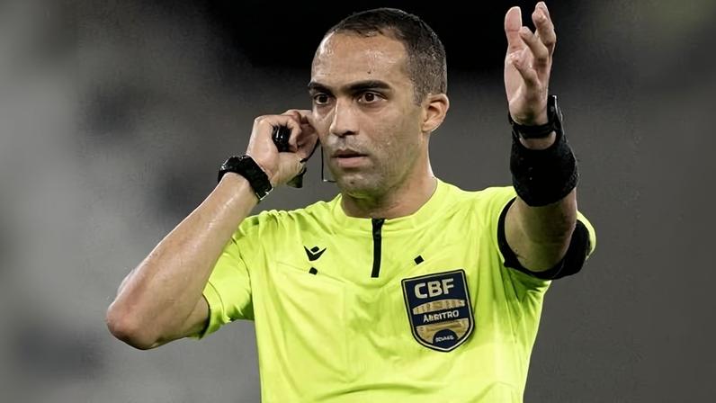 Davi de Oliveira Lacerda foi o árbitro de Botafogo x São Paulo pelo Brasileirão