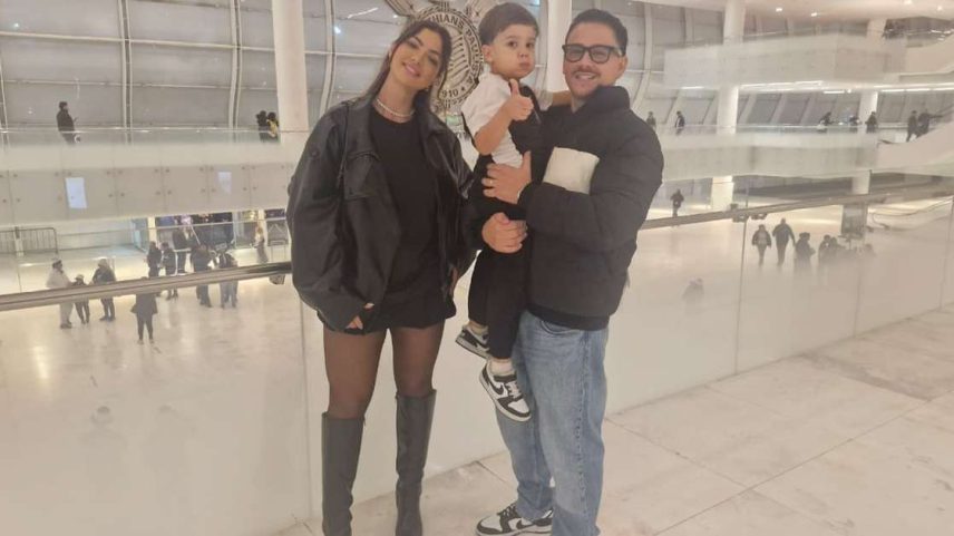 Davi, o 'Amuleto da Fiel', junto com seus pais Rafael e Monique na Neo Química Arena