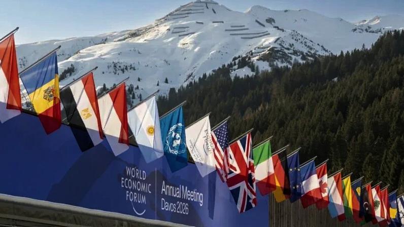 A articulista afirma que o Brasil pode deixar de ser apenas fornecedor de matérias-primas para se tornar protagonista na cadeia global da transição energética; na imagem, bandeiras de países participantes do Fórum de Davos em 2026
