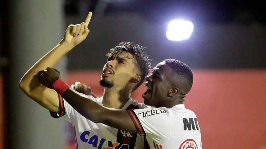 Vini e Paquetá comemoram gol marcado com a camisa do Flamengo — Foto: Pedro Martins