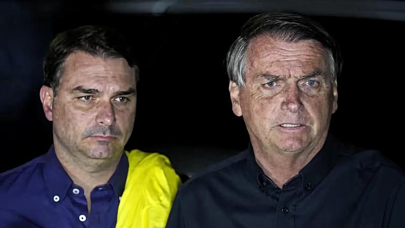 O senador Flávio Bolsonaro (PL-RJ) e seu pai, o ex-presidente Jair Bolsonaro — Foto: Eraldo Peres/AP
