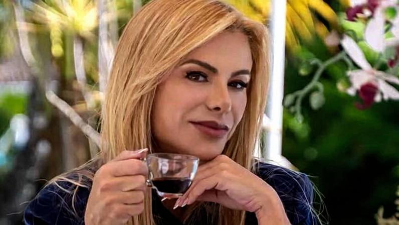 De fio-dental, Poliana Rocha rouba a cena de biquíni e provoca web: “Tomando solzinho”
