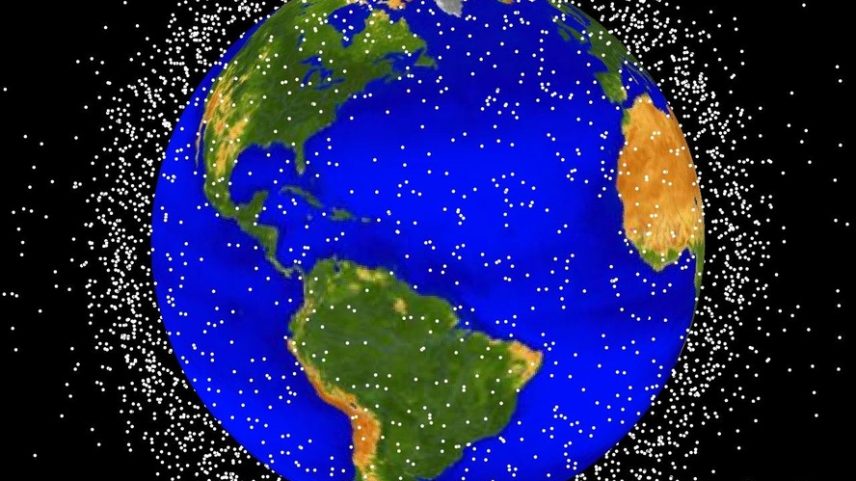 Mapa de detritos da Nasa. Os gráficos a seguir são imagens geradas por computador de objetos em órbita da Terra que estão sendo rastreados atualmente. Aproximadamente 95% dos objetos nesta ilustração são detritos orbitais, ou seja, satélites não funcionais. Os pontos representam a localização atual de cada item. Os pontos de detritos orbitais são dimensionados de acordo com o tamanho da imagem para otimizar sua visibilidade e não estão em escala com a Terra