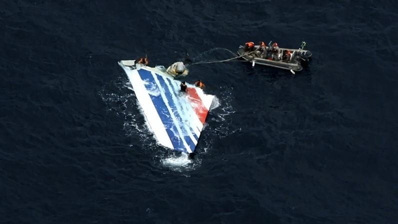 Destroços do avião são removidos em operação de busca e resgate no Oceano Atlântico, em junho de 2009 (Foto: Marinha do Brasil/Wikimedia Commons)