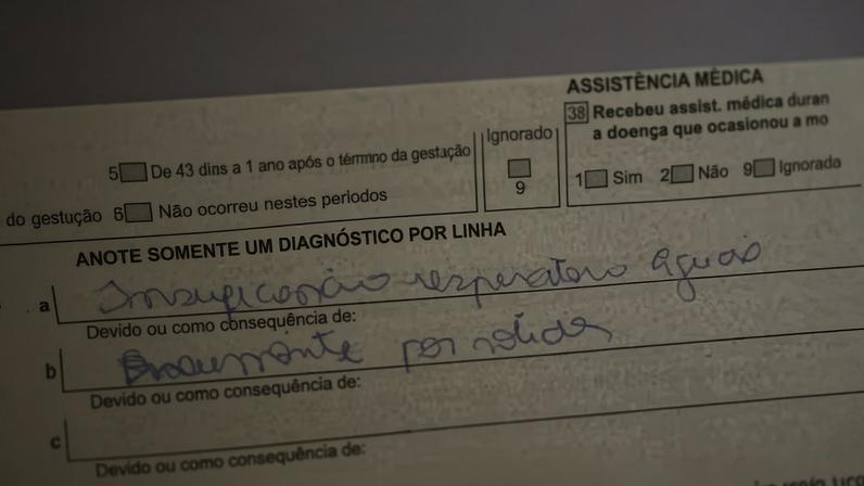 Polícia apreendeu o atestado de óbito, no qual a causa da morte do idoso foi registrada como “insuficiência respiratória” — Foto: Cedida