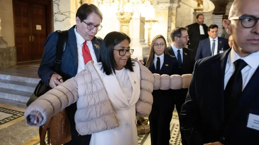 A ditadora interina da Venezuela, Delcy Rodríguez, na saída de uma audiência da Corte Internacional de Justiça (CIJ) sobre o Essequibo em Haia, na Holanda, nesta segunda-feira (11) (Foto: BART MAAT/EFE/EPA)