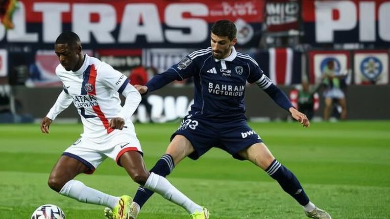 Dembele em ação na partida entre PSG e Paris FC pelo Campeonato Francês 2025/2026