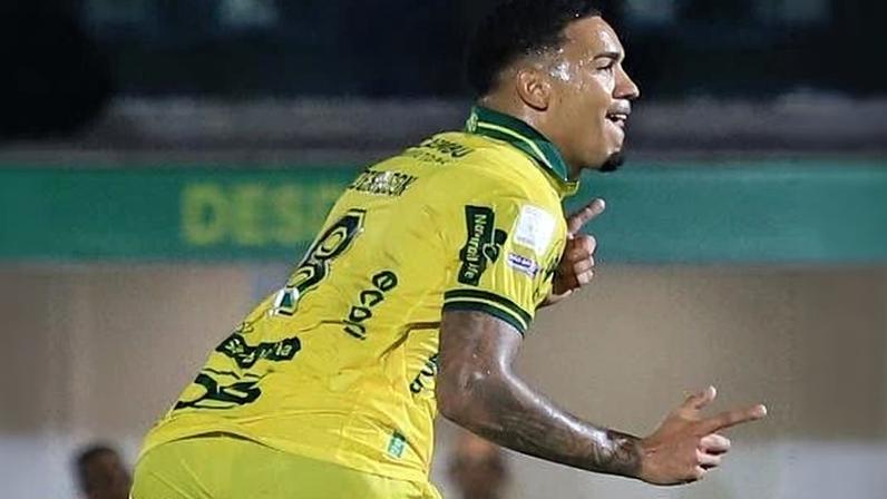 Denilson, do Mirassol, comemora gol contra o Fluminense, em jogo válido pelo Brasileirão