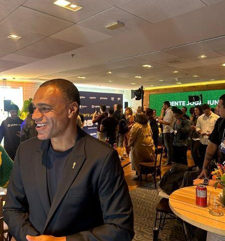 Denílson participa de evento da Globo para divulgação da cobertura da Copa do Mundo