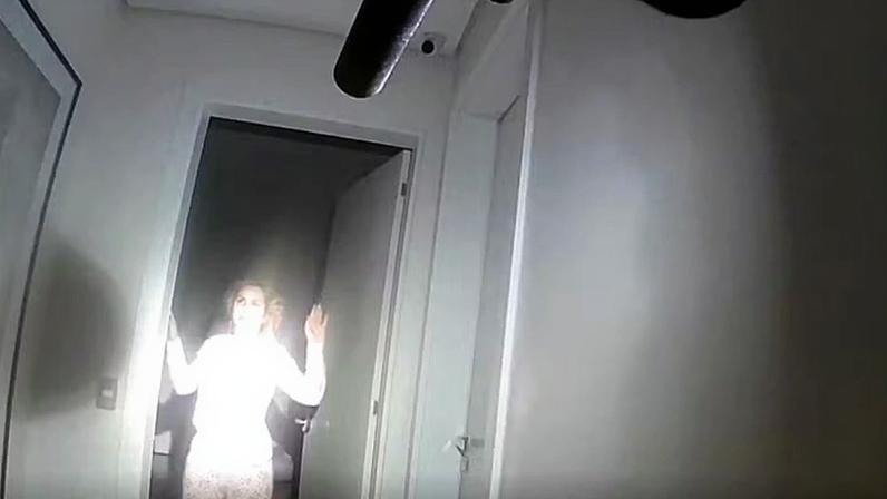 Deolane Bezerra, no momento em que foi acordada com a chegada da Polícia Civil em sua casa — Foto: Reprodução/TV Globo