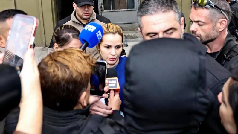 Deolane Bezerra ao deixar a sede da Polícia Civil em São Paulo