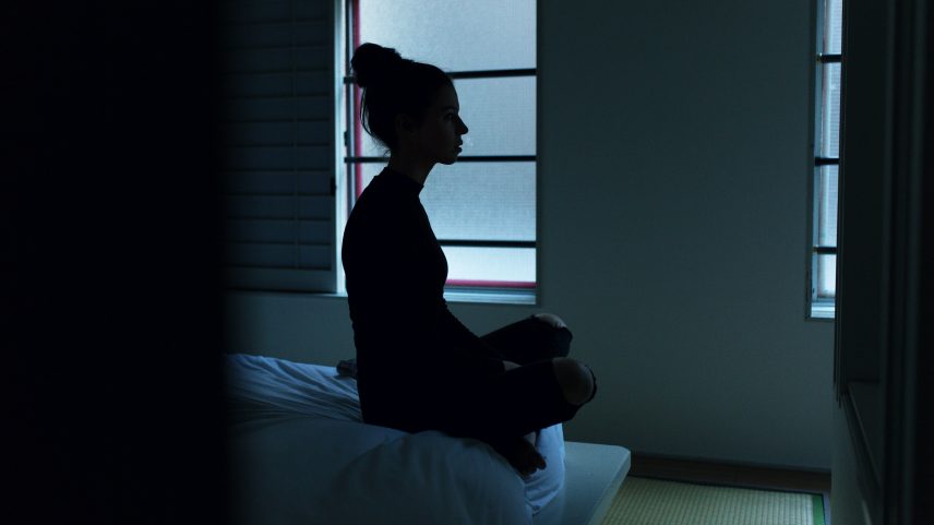 Entre as mulheres participantes, 44,8% afirmaram ter enfrentado algum tipo de sofrimento emocional relacionado ao aborto. (Foto: Ben Blennerhassett/Unsplash)