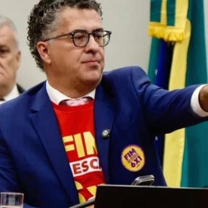 Deputados distribuem adesivos e camisetas em sessão