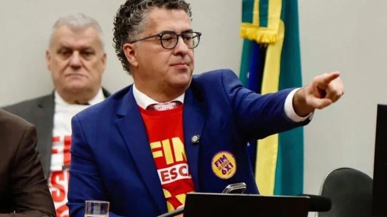 Dep. Alencar Santana presidente da Comissão Especial do 6X1 usando camisetas favor fo 6x1, na Câmara dos Deputados.