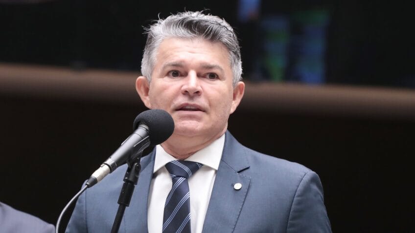 Deputado cobra investigação sobre vazamento de áudios de Flávio