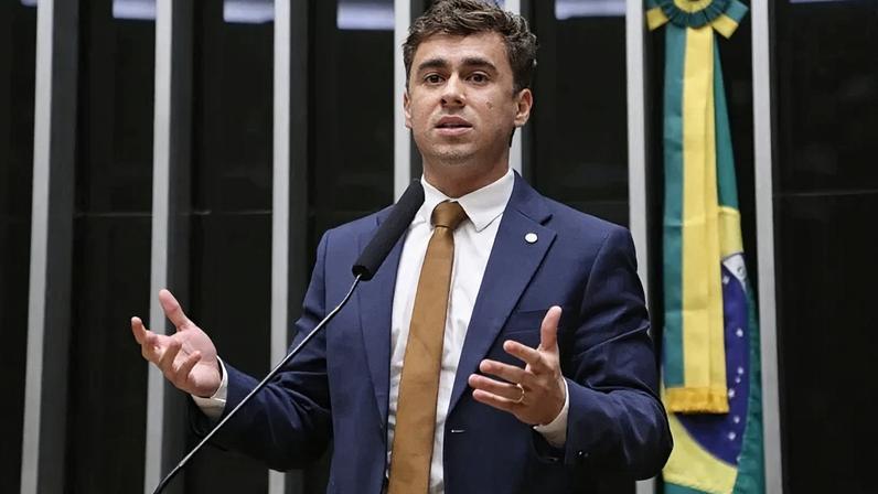 O deputado Nikolas Ferreira durante sessão em 8 de abril de 2026