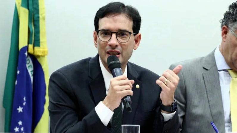 Na imagem, o deputado Leo Prates, relator da PEC do fim da escala 6 X 1, durante sessão da comissão especial que debate a proposta