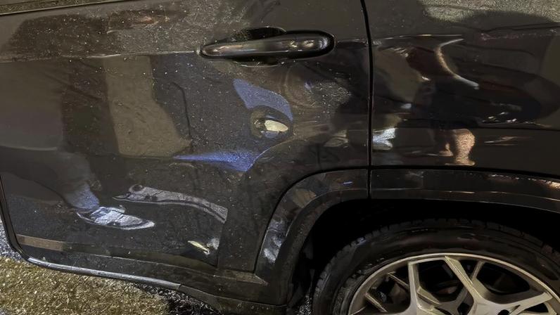 Imagem colorida mostra carro de deputado que sofreu tentativa de assalto com marcas de tiro - Metrópoles