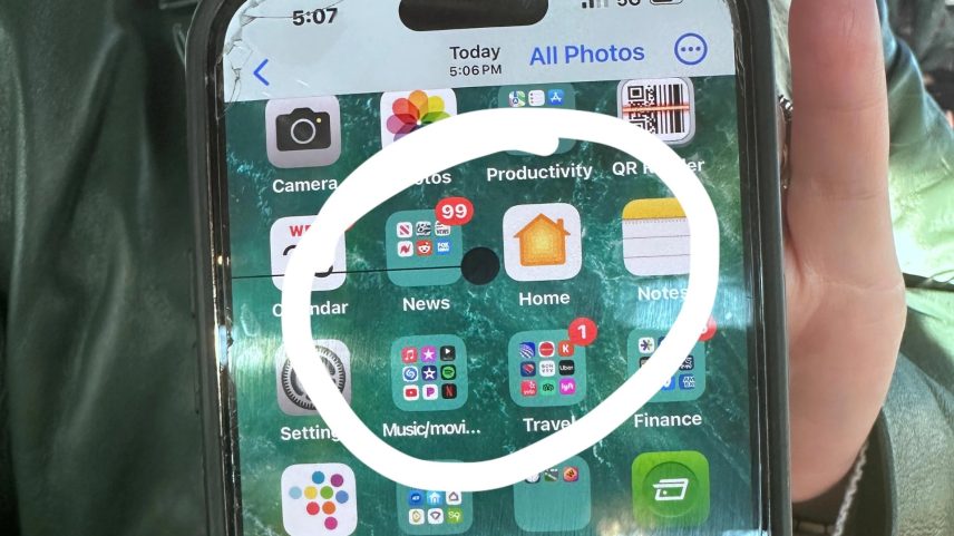 Mancha preta na tela pode indicar desde falha de software até dano físico no display interno; entenda como diferenciar cada caso e o que fazer em cada situação — Foto: Reprodução/Reddit
