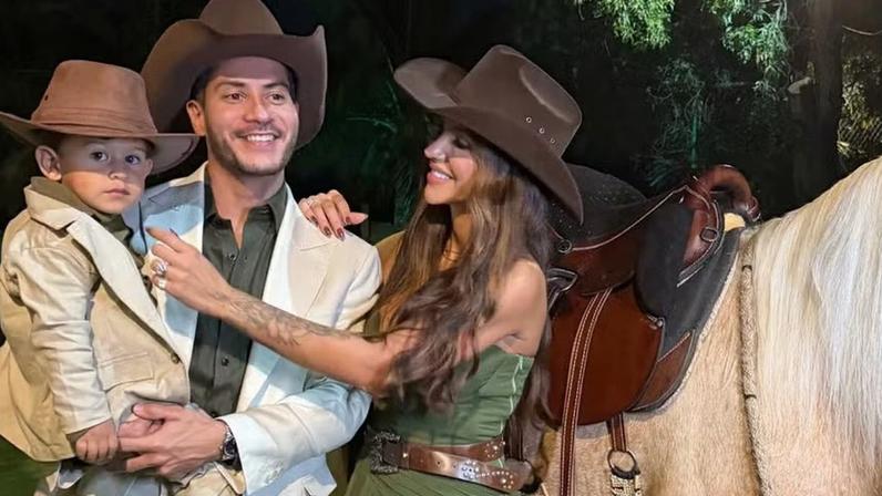 Jheny Santucci e Arthur Aguiar com Gabriel — Foto: Reprodução/ Instagram @jhenysantucci