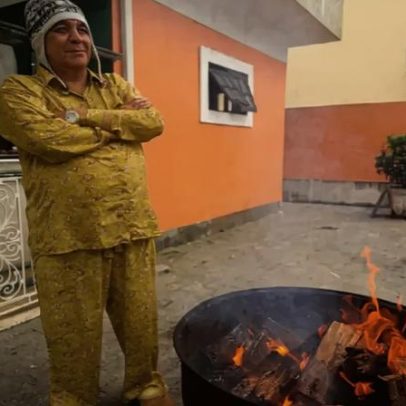 Zeca Pagodinho surge de pijama, presente de Seu Jorge e brinca com Mariana