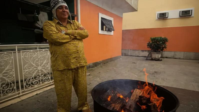 Zeca Pagodinho surge de pijama 'fashion' em dia de frio no Rio.