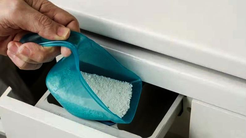 Sabão em pó em excesso pode destruir a máquina lava e seca — Foto: Reprodução/Freepik