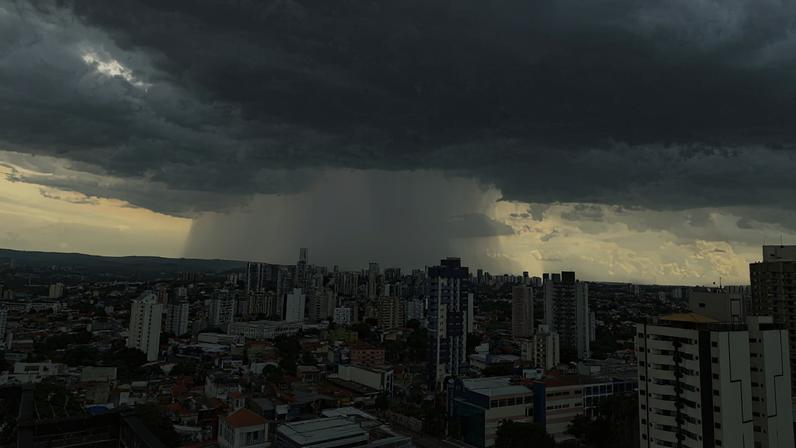 Nuvens carregadas em Sorocaba (SP) — Foto: Reprodução/Kelly Rosa Baptista