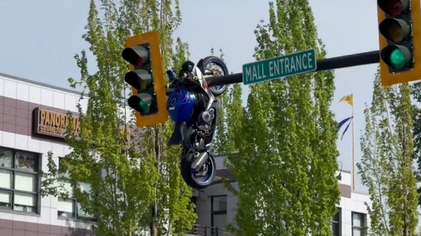 Moto fica presa em farol após acidente de trânsito no Canadá
