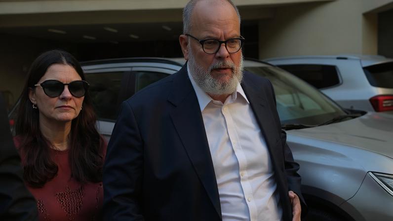 Ed Motta chega à delegacia para prestar depoimento