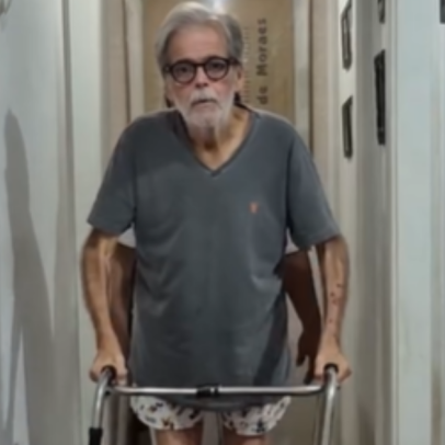 Ator da Globo celebra estar sentado sozinho após 75 dias de internação