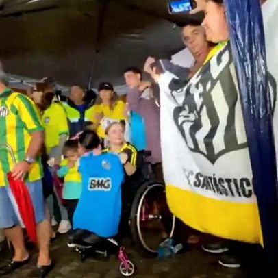 Torcedores comemoram convocação de Neymar com fogos em frente à casa do jogador