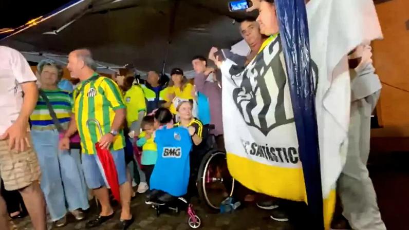 Torcedores de Santos comemoram convocação de Neymar