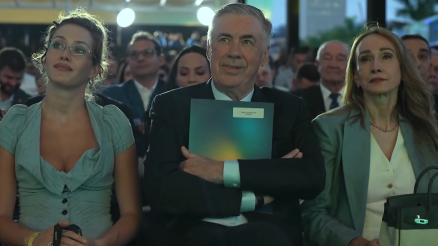 Carlo Ancelotti com a esposa e a enteada no evento de convocação