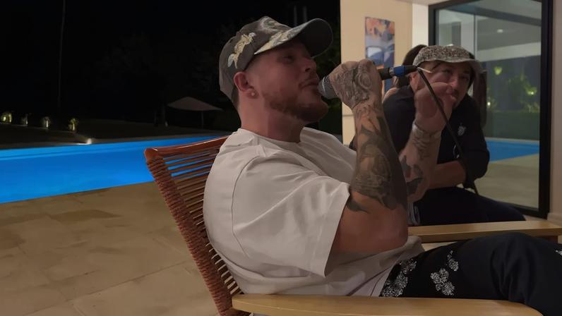 Vini Jr. reuniu amigos para pagode e churrasco em mansão