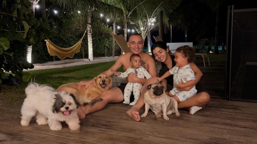Ary Mirelle e João Gomes posam com os filhos e os cachorros — Foto: Reprodução/ Instagram @arymirelle