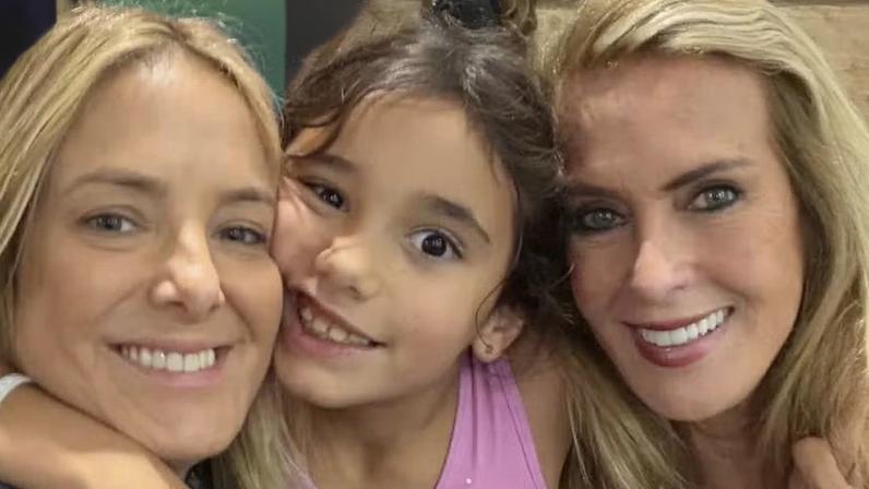 Ticiane Pinheiro com a filha, Manuella, e a mãe, Helô