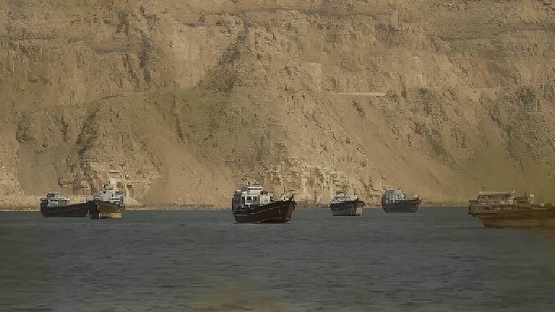 Embarcações ao redor do Estreito de Ormuz, vistas de Omã — Foto: Reprodução/Reuters