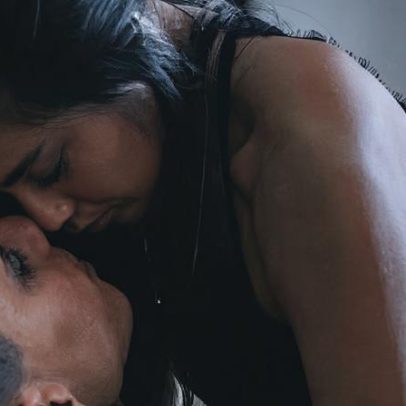 Estudo aborda reduzir cansaço nas pernas durante atividade sexual