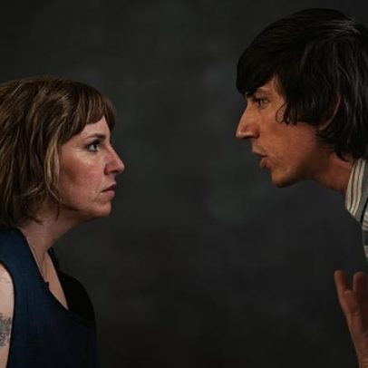 Acusações de Lena Dunham contra Adam Driver destacam apagamento de diretoras em Hollywood