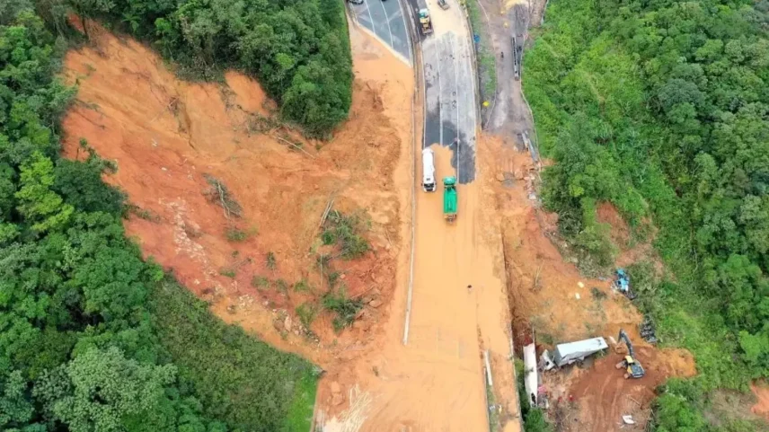 Deslizamento de terra na BR-376, na Serra do Mar, em novembro de 2022. (Foto: Albari Rosa/Arquivo AEN)