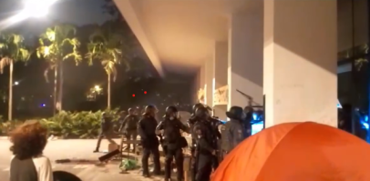 Polícia usa bombas e gás para desocupar reitoria da USP
