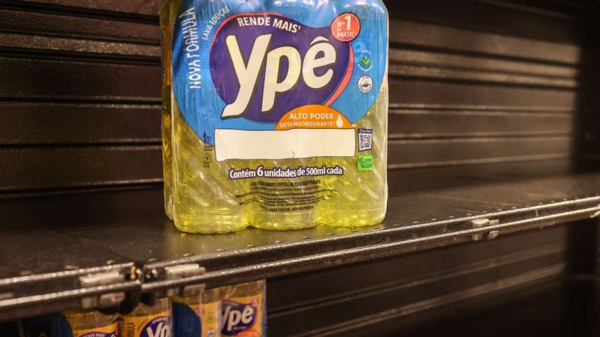 A Anvisa determinou o recolhimento de detergente, sabão líquido e desinfetante da marca Ypê, de todos os lotes com numeração final 1