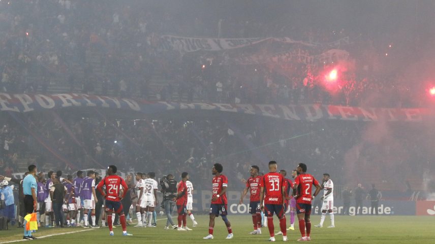 Independiente Medellín x Flamengo foi cancelado por confusão da torcida — Foto: EFE/STR