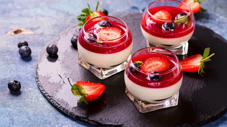 Pudim de coco com frutas vermelhas