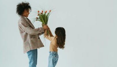 Cuidado de quem cuida: ações para apoiar cuidadores