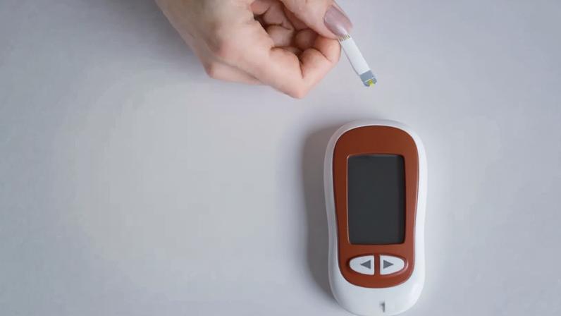 Diabetes tipo 1 é uma doença crônica e hereditária que pode causar danos renais e cardiovasculares, cegueira e até a amputação de membros