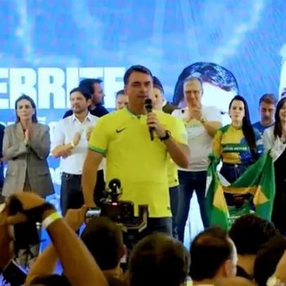 Flávio Bolsonaro relaciona Lula ao diabo e diz que tentaram enterrá-lo vivo