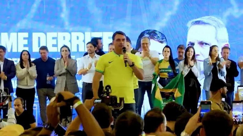 Flávio Bolsonaro relaciona Lula ao diabo e diz que tentaram enterrá-lo vivo